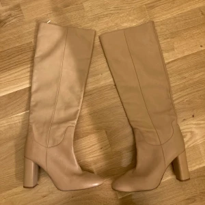 Beiga stövlar med klack från zara  - Jättefina stövlar från zara i storlek 40 (men jag har 39 och de sitter perfekt). Tror de blir för små för en med storlek 40. Använda ca 3 gånger, så i nyskick. Kan skicka fler bilder vid intresse ☺️