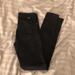 Säljer dessa dr denim jeans då dom inte används längre. Använda Max 5 ggr och är i bra skick. Skinny jeans med stretch. Normal midja. Storlek S. Skicka gärna ett meddelande vid intresse eller frågor☺️