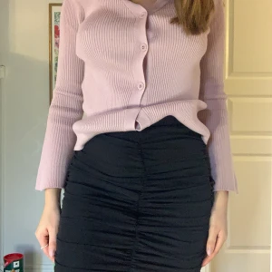 Svart rynkad kjol - Från Nakd.