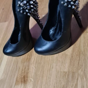 Högklackat  - Skit snygga skor storlekar 37. Säljes billigt för att en sten har lossnat. Endast använda en gång inomhus