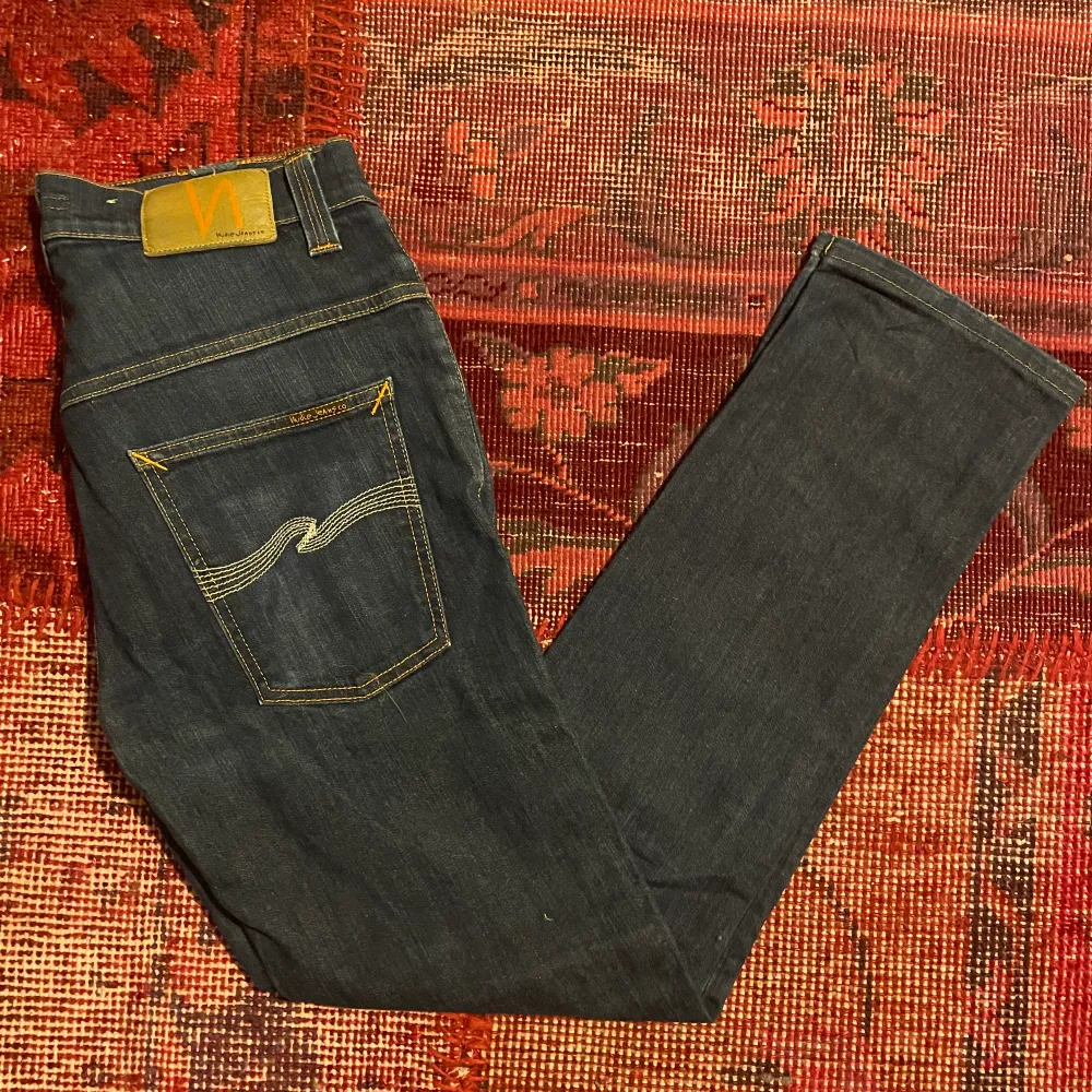 Tvär feta Nudie jeans i dunder skick, dom har en straight leg passform och ball färg+stitching (skriv för mer info!!). Jeans & Byxor.