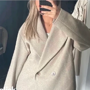 Beige kappa  - Beige kort kappa från Vila, storlek 36 BUD: 480