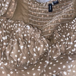 Blus - Blus från vero moda !! Sjukt snygg men trivs inte helt i den längre, använd fåtals gånger 🫶