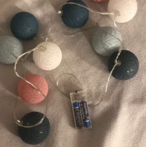 Ljusslinga - Säljer denna ljusslinga då den aldrig kommer till användning och jag vill få bort den, den är i fint skick och alla lampor funkar. Man får med nya batterier Säljer för 20kr+frakt