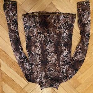 Mech topp - Topp i mech, kan tyvärr ej fota på då den ej passar i ärmarna. Passar XS/S. Använd endast 1 gång