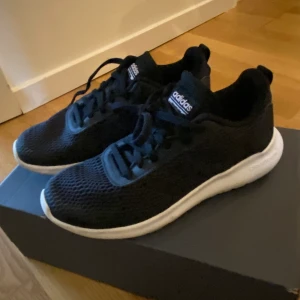 Adidas skor - Säljer ett par superfina adidas skor som knappt är använda. Hela skon är i airmesh