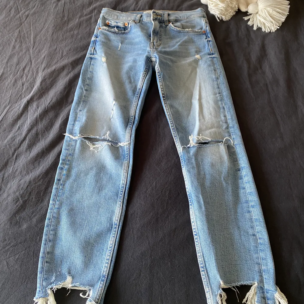 Jeans från Zara i ljus tvätt och med cool ”cut” nedtill, storlek 34☺️medelhög/lågmidjade jeans i rak passform . Jeans & Byxor.