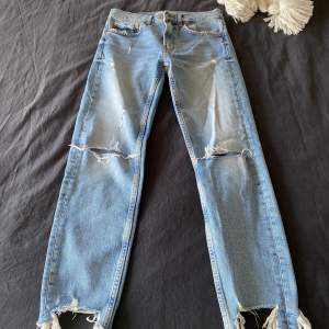 Jeans från Zara i ljus tvätt och med cool ”cut” nedtill, storlek 34☺️medelhög/lågmidjade jeans i rak passform 