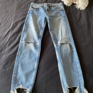 Jeans  - Jeans från Zara i ljus tvätt och med cool ”cut” nedtill, storlek 34☺️medelhög/lågmidjade jeans i rak passform 