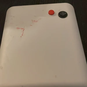 Nagel lampa - Den har lite färg på sig men den funkar jättebra men jag har mycket så de är därför jag säljer