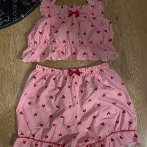 Pyjamas set - Säljer detta set då shortsen tyvärr va för tighta vid låren på mig💗Tunt men täckande skönt material💗 