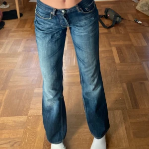 Lågmidjade cult jeans  - Super snygga lågmidjade cult jeans! Den är raka/ lite bootcut i benen och framhäver ens former as bra. Skit bra passform och bra skick! Hör av om frågor😋💯 // Finns kvar! 
