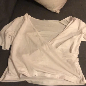 Vit topp strl M  - Vit topp med ”korsad byst” från lager 157 