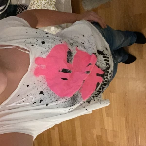 Gina Tricot t-shirt  - Vit Gina Tricot t-shirt i bra skick och inte använd. Jätte skön. Skriv för mer info.