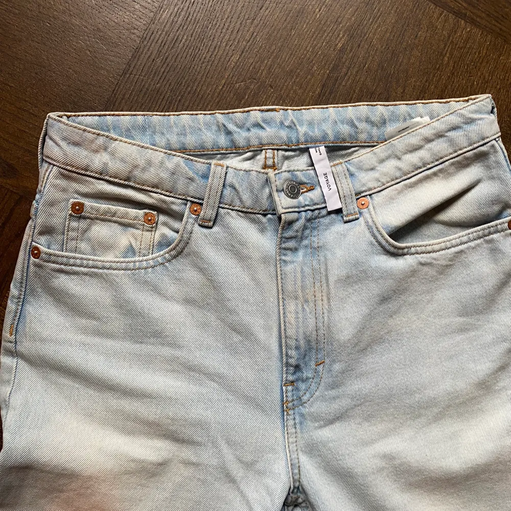 Jättefina jeans från weekday i modellen voyage. Använda ca 2-3 ggr bara! Storlek W28 L30, sitter snyggt lågmidjade om man har mindre storlek (så jag har haft de!)🌸 köparen står för frakt🤗. Jeans & Byxor.
