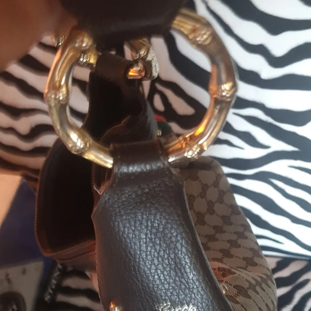 Gucci handbag*mint condition*. Väskor.