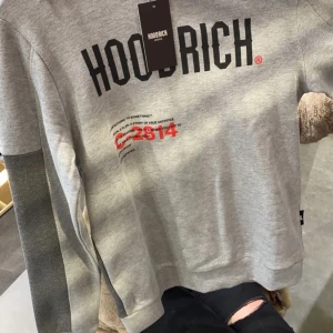 Hoodrich - Nytt skick säljer pågrund utav ingen användning längre. Köpt för några månader sedan. Köpt hela dressen på jd  för 1300 kr ungefär Hela dressen för 400 kr om du enbart vill ha tröjan eller byxorna blir det 300kr