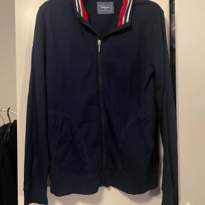 Fin tröja från dressman - säljer en riktigt fet tröja från dressman i nyskick. Säljer pga inte min stil.