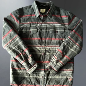 Independent X Vans skjorta - Independent X Vans collab skjorta. Lätt fodrad.