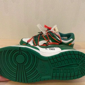 Nike Off-White dunks  - Använda men bra skick. Dm för fler bilder. Nypris 12.000kr
