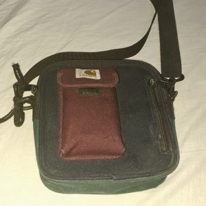 Carhartt väska  - Köpte originalt för 500 kr. Ganska damadge men bara på fickan annars bra sckik 