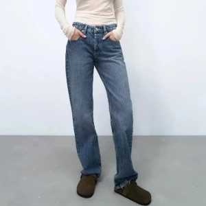 Zara mid rise stright jeans  - Säljer nu mina zara mid rise straight jeans! Skit snygga, de är i nyskick som nya. Små i storleken så passar en 38. Tar Swish 💖🙌🏽 