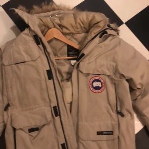 Canada goose jacka - Knappt använd bra skick använde 1 gång ute för och prova men den var för stor Ny jacka kostar 14000 SVÅR OCH FÅ TAG PÅ
