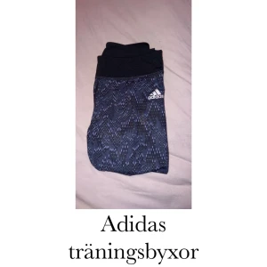 Adidas träningsbyxor  - Säljer dessa fina träningsbyxor från adidas🥰dom är i bra skick säljer för att dom inte kommer till användning❤️Köparen står för frakten!