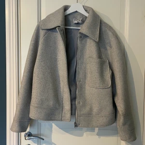 Nakd Kappa - Populär kappa från nakd. Den är i använt skick därav lite nopprig, utöver det är den i fint skick. Kom privat för fler bilder/frågor❤️