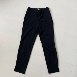 kostymbyxor - svarta,  dressade kostymbyxor från H&M. storlek 36. köparen står för frakten. 