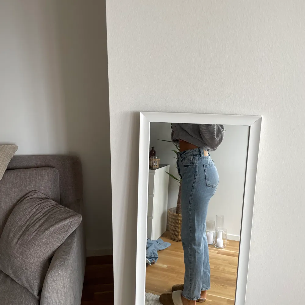 Mom jeans köpta på ASOS. Oanvända då de var lite stora för min smak. För referens är jag 171 lång . Jeans & Byxor.
