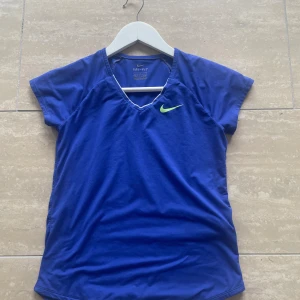 Tennis/tränings tröja - Säljer denna tränings tröjan från nike