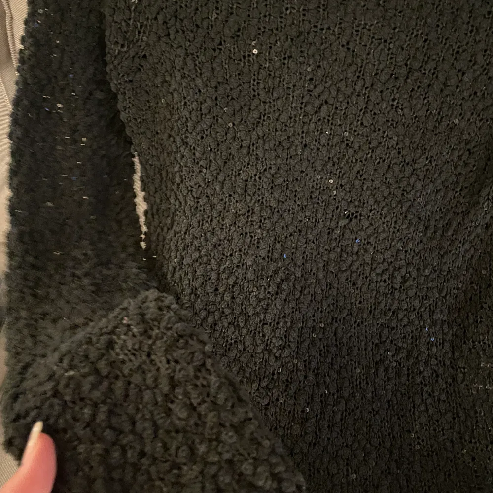 Fin tröja från Vero Moda!!💗 I ett stickat material med paljetter i som göra att den glittrar fint när man rör sig💗 Passar xs-s . Tröjor & Koftor.