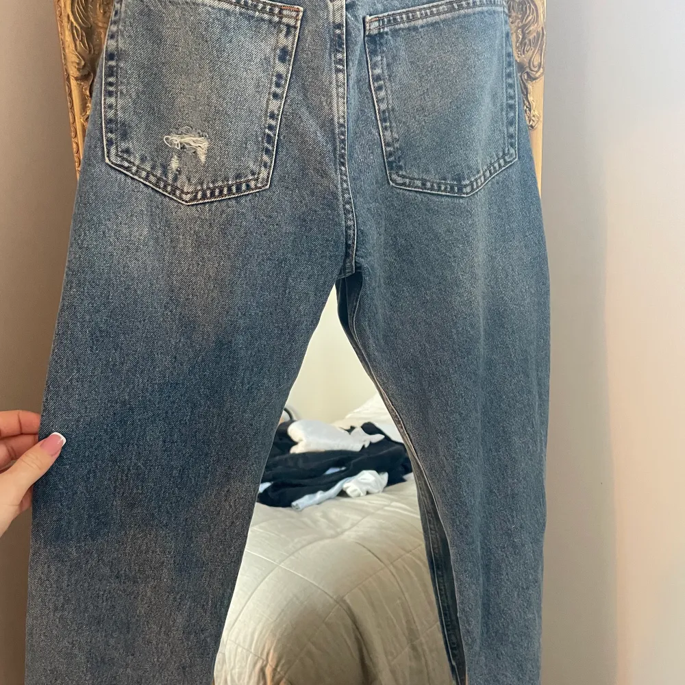   Snygga jeans som har blivit för små tyvärr, dom har även slits på benen som inte syns på bilden💕(mycket bra skick)  Skriv för frågor och funderingar!!  S. Jeans & Byxor.