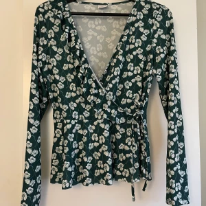 Gina Tricot Topp - Grön/vit omlott topp från Gina Tricot i storlek M. Nyskick!