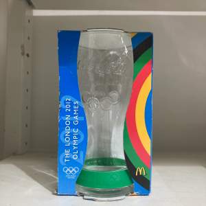Limiterat Coca-Cola glas från de Olympiska spelen i London 2012 med armband. Förpackningen är lagad med lite tejp på baksidan. Svårt att få tag i. Mycket bra pris!