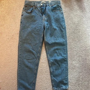 Pull And Bear jeans  - Blå mom jeans från Pull & Bear, storlek 40. 200kr+frakt