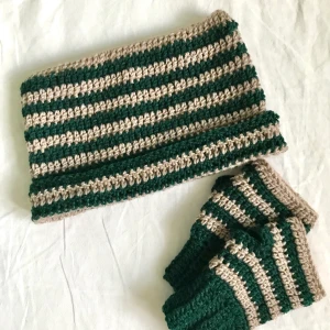 Virkad cat beanie och vantar - Ett sätt av en mössa/cat beanie och vantar i mörk grön och beige färg!! Säljer för 150+frakt!! 