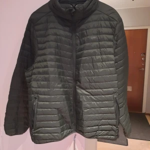 Höst jacka - Tunn höst jacka aldrig använd,i fint skick 