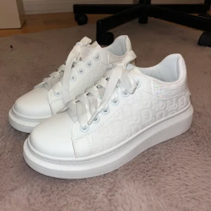 Vita skor - Helt oanvända 🥰