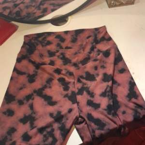 Tränings shorts med leopard mönster. Delj vid midjan. Möts gärna upp. Köparen står för frakten