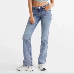 Low waisted jeans hm - Säljer nu dessa populära jeansen ifrån hm som är slutsålda i alla storlekar från 32-40. Super fina och low waisted bara använda några gånger. Är 163 och de är lite för långa på mig, samt är de super stretchiga! OBS‼️ade har en liten fläck som går bort 