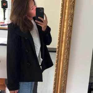 Kort kappa - Superfin kort kappa från H&M, köpt för typ ett år sedan💗 inga defekter, köparen står för frakt Stl 40 men passar mer 36-38 💓 buda eller köp direkt för 700
