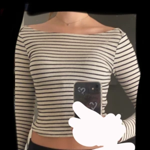 Långärmad tröja - Jätte fin randig långärmad tröja från Gina tricot i storlek xs, den aldrig använd ❤️ om man har några frågor så är de bara att skriva privat 💕 +frakt tillkommer