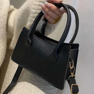 Väska  - Säljer denna miniväska då den tyvärr inte kommer till användning för mig. Använd endast en gång! Frakt tillkommer 🥰