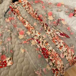 Jätte fin kimono, aldrig kommit till användning därav säljs den. Köpt på ASOS, nypris 1700kr.🌸