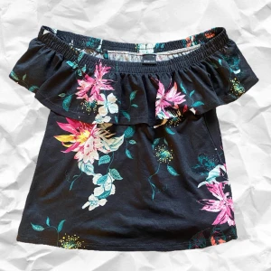 Gina tricot offshoulder tröja  - Säljer denna off shoulder tröja eftersom jag inte använder den, den är inte min stil. Köpte i typ 2017 i perfekt skick. priset ink frakten! hör av dig vid intresse❣️