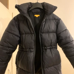 Jacka - Nyligen köpt en superfin vinterjacka i strlk 146/152. Köptes för 500 och säljer för 300 Bra skick. Kom privat för fler bilder. 