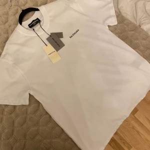 Balenciaga t-shirt  - 🖤Helt oanvänd balenciaga t-shirt från Farfetch. Nypris: 6166kr, mitt pris: 3000kr 🖤 Köparen står för frakt. ✉️