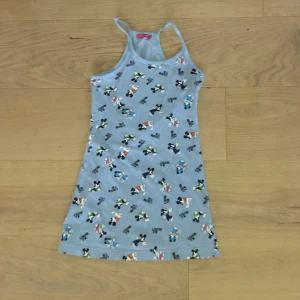 Blå Musse pjamas storlek 10 år - Blå Musse pjamas! Inkluderar ej frakt eller Swish. Tar Swish 